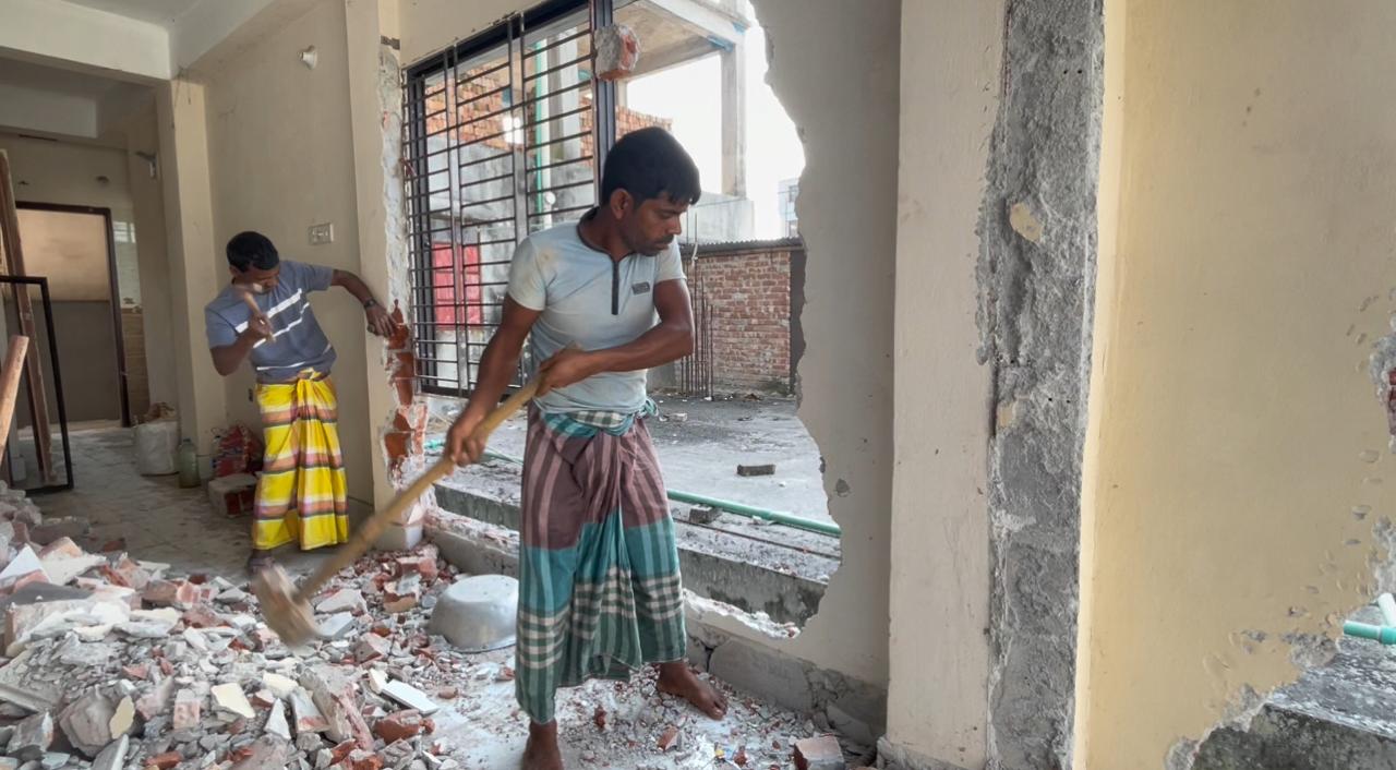 ভূমিকম্পে হেলে পড়া ধামরাইয়ের সেই ভবন ভাঙা শুরু