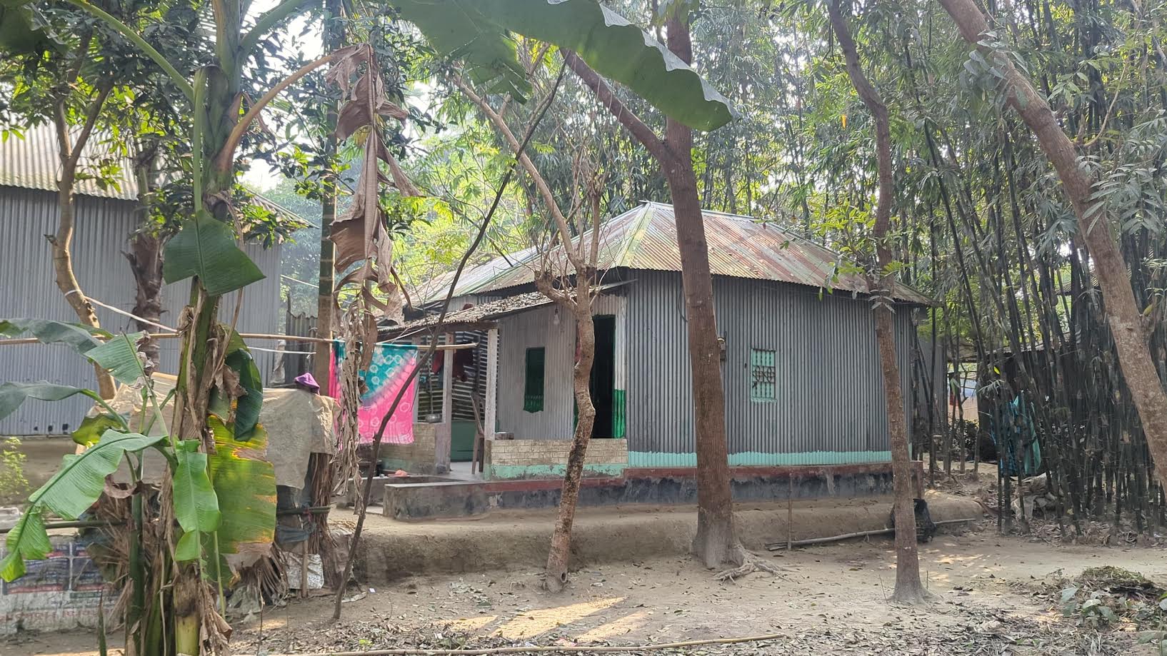 নিজ বাড়িতে থাকার জায়গা না থাকায় বোনে এই বাড়িতে অতিথিদের থাকতে দেন কৃষ্ণ চন্দ্র মনি দাস। স্ট্রিম ছবি