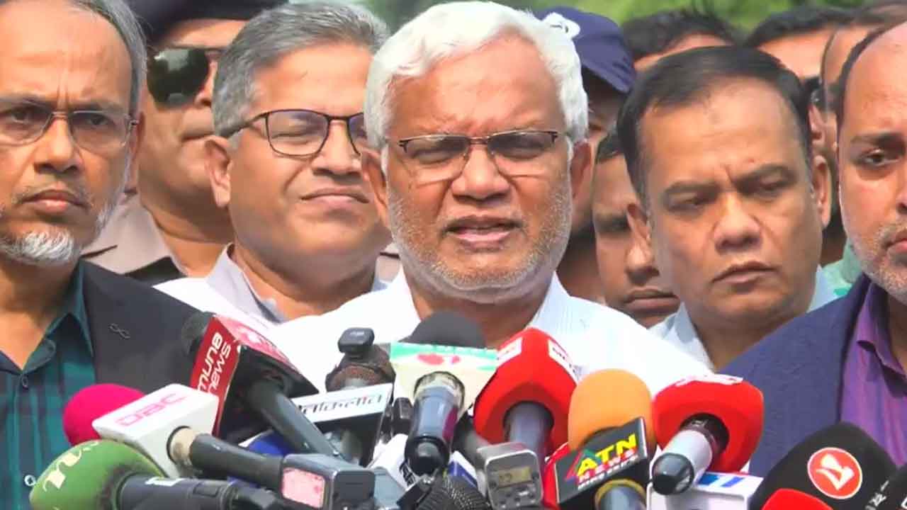 হাসপাতালে গিয়ে খালেদা জিয়ার স্বাস্থ্যের খোঁজ নিলেন তিন বাহিনীর প্রধানরা