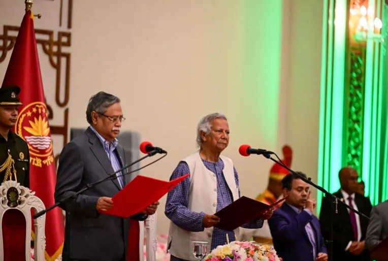 অন্তর্বর্তী সরকারের প্রধান হিসেবে শপথ নিচ্ছেন ড. মুহাম্মদ ইউনূস। ছবি: সংগৃহীত