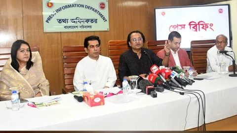 আজ পিআইডি সম্মেলন কক্ষে সরকারের বিভিন্ন কার্যক্রমের অগ্রগতি নিয়ে আয়োজিত সাপ্তাহিক ব্রিফিংয়ে কথা বলেন প্রধানমন্ত্রীর তথ্য উপদেষ্টা ডা. জাহেদ উর রহমান। ছবি: বাসস