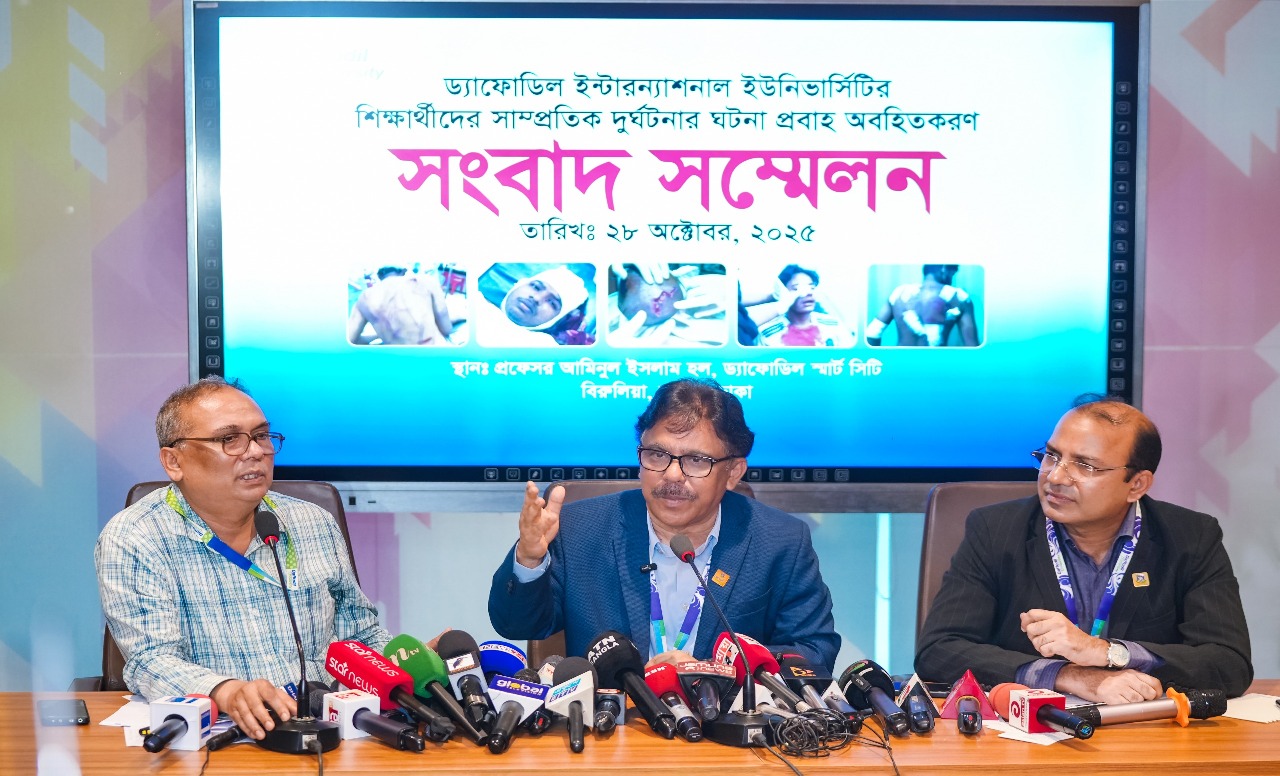 ড্যাফোডিল ইউনিভার্সিটিতে মঙ্গলবার দুপুরে সংবাদ সম্মেলন করেন উপাচার্য। স্ট্রিম ছবি