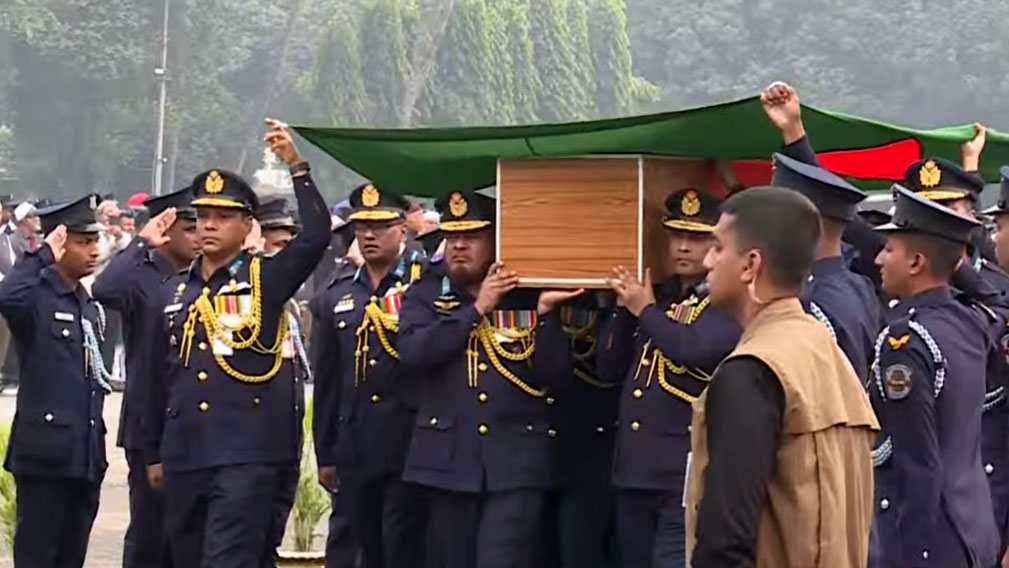 এ কে খন্দকারের মরদেহ নিয়ে ধীরগতিতে মার্চ করে মঞ্চের দিকে এগিয়ে যান পল বেয়ারারা। ছবি: বিটিভির ভিডিও থেকে