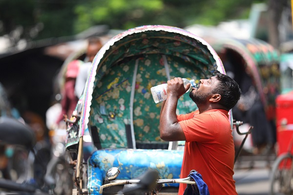 চট্টগ্রাম নগরীর চেরাগি পাহাড় এলাকা থেকে বৃহস্পতিবার তোলা। ছবি: সোহানুর রহমান