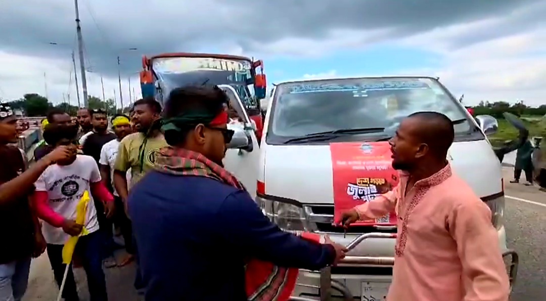 ঠাকুরগাঁওয়ে এনসিপির গাড়িতে বাসের ধাক্কা, হামলা