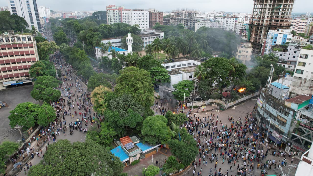 শ্বাসরুদ্ধকর পরিস্থিতি হঠাৎ ফেটে পড়ে বিজয়ের উল্লাসে