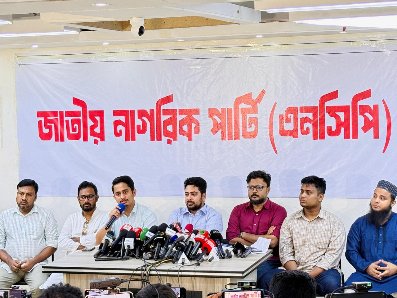 ঠাকুরগাঁওয়ে এনসিপির গাড়িতে বাসের ধাক্কা, হামলা