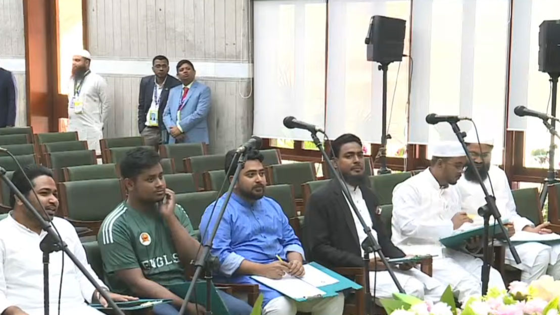 শপথ নিচ্ছেন এনসিপির সংসদ সদস্যরা