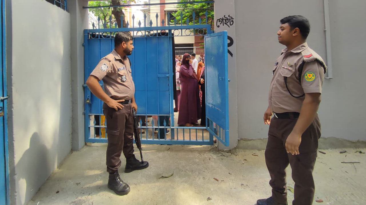 কেন্দ্রের ফটকে আইনশৃঙ্খলা বাহিনীর সদস্যরা। স্ট্রিম ছবি