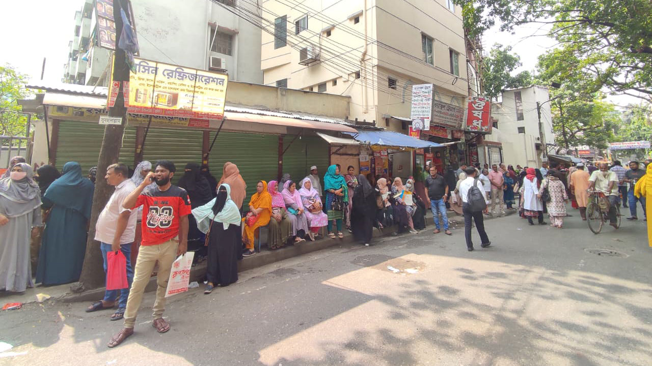 কেন্দ্রের বাইরে অভিভাবকদের অপেক্ষা