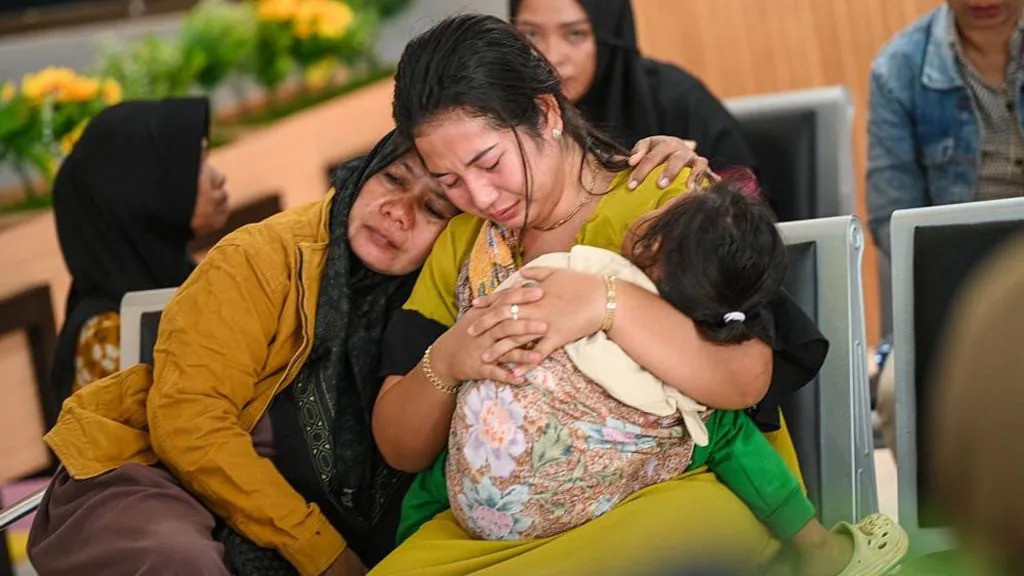পর্যটন দ্বীপে ফেরি ডুবি, নিখোঁজ অন্তত ৩০ জন