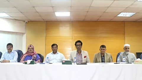 ইউজিসিতে ‘ইরাসমাস প্লাস ইনফো সেশন’ অনুষ্ঠানে অতিথিরা। ছবি: সংগৃহীত