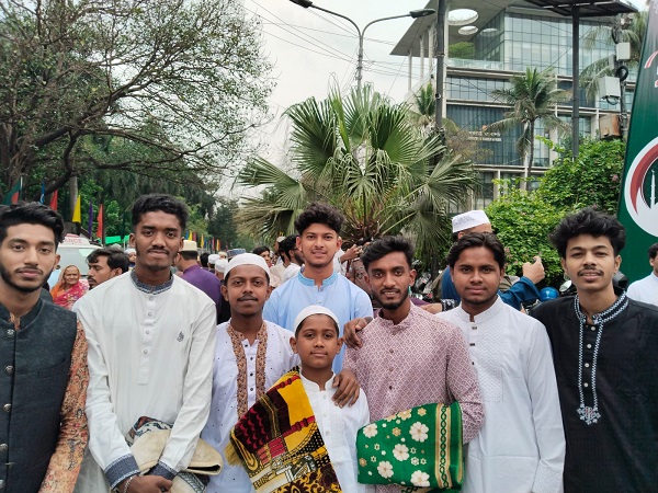 জাতীয় ঈদগাহে মুসল্লিদের নামাজ আদায়। স্ট্রিম ছবি