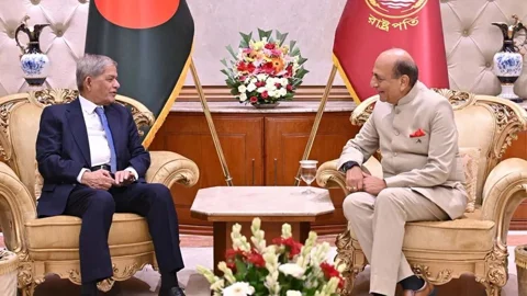 মঙ্গলবার সকালে বঙ্গভবনে রাষ্ট্রপতি মির্জা ফখরুল ইসলাম আলমগীরের সঙ্গে বাংলাদেশে নিযুক্ত ভারতের হাইকমিশনার দীনেশ ত্রিবেদী সৌজন্য সাক্ষাৎ করেন। ছবি: পিআইডি