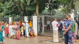 রাষ্ট্রপতির বাড়ির ফটকে মানুষের অপেক্ষা
