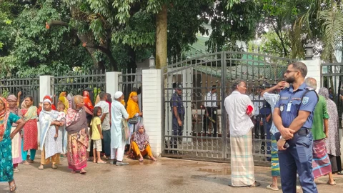 রাষ্ট্রপতি মির্জা ফখরুল ইসলাম আলমগীরের পৈতৃক বাড়ির সামনে সাধারণ মানুষের ভির। সংগৃহীত ছবি 