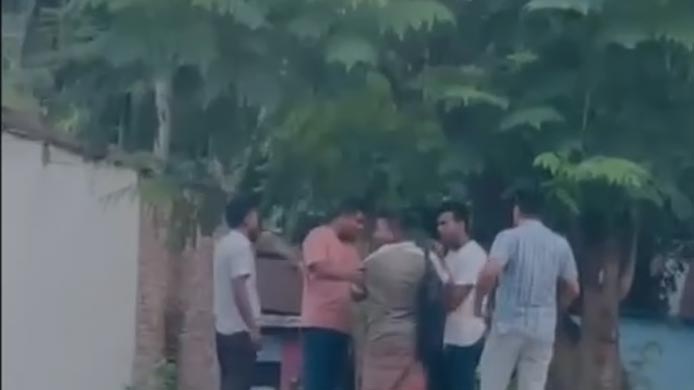 আটকের পরে ডিবির সদস্যরা ঘিরে ধরে প্রান্তকে তল্লাশি করেন। ছবি: ভিডিও থেকে নেওয়া