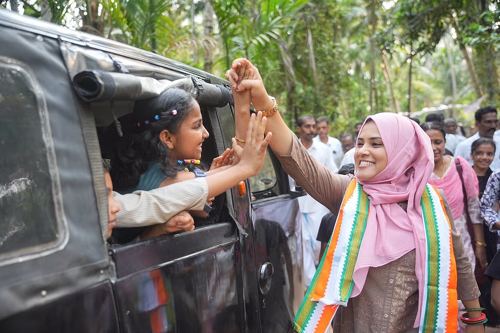 নির্বাচনী জনসংযোগের সময়ে ফাতিমা তাহলিয়া। ছবি: ফেসবুক থেকে নেওয়া