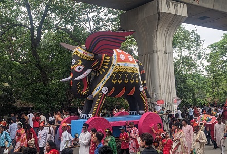 বৈশাখী শোভাযাত্রায় নানা শ্রেণি-পেশার মানুষের ঢল। ছবি: সংগৃহীত