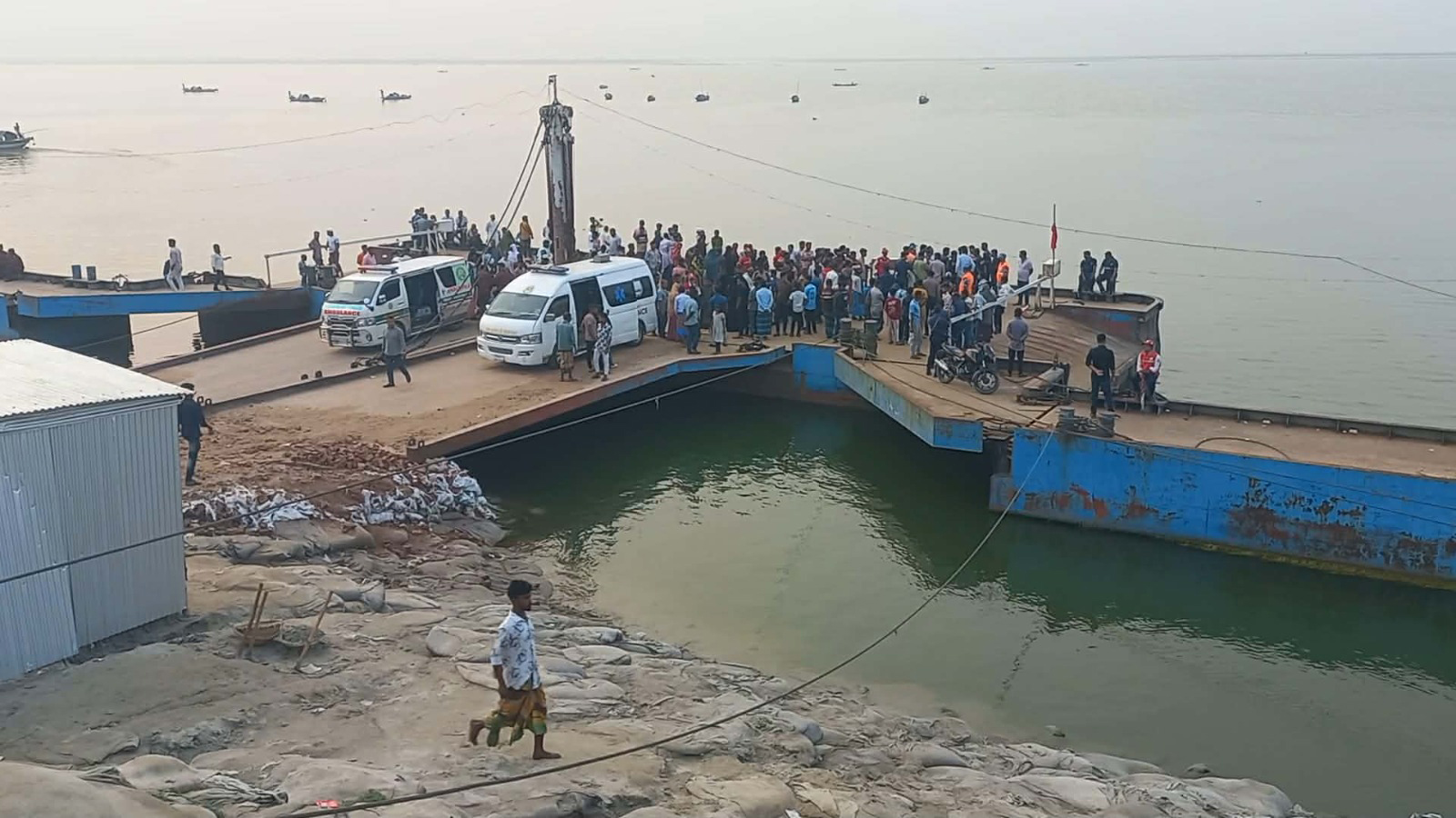 দৌলতদিয়ার ৩ নম্বর ফেরিঘাটে বুধবার বাসডুবিতে ঘরে গেছে ২৬ প্রাণ। স্ট্রিম ছবি