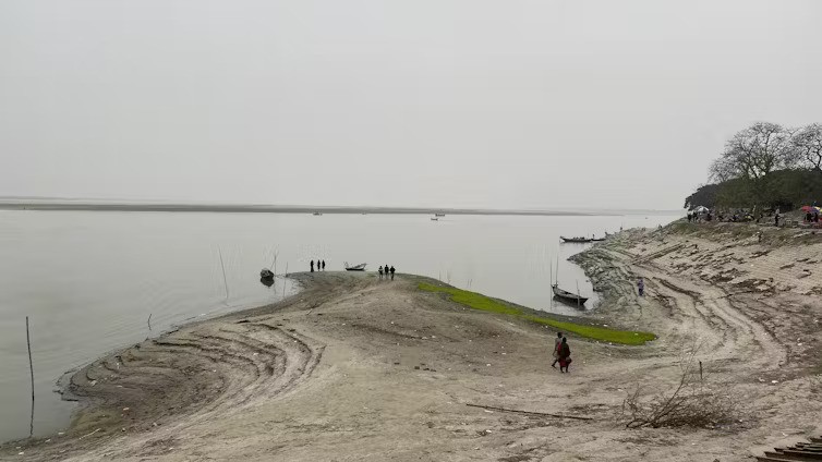 তীব্র গরমের সময় বাংলাদেশের কিছু অঞ্চলে প্রবাহ হারাচ্ছে প্রমত্তা গঙ্গা। লেখকের তোলা ছবি