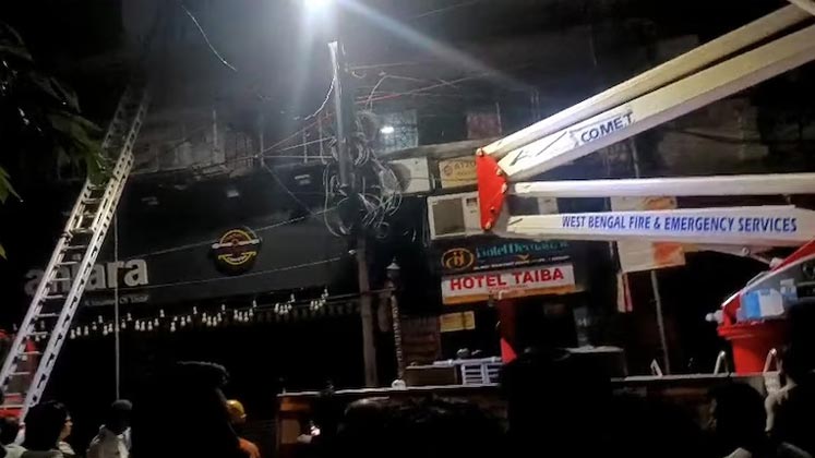 কলকাতার নিউমার্কেট সংলগ্ন তিন তলা হোটেল শিখা ইনে আগুন লাগে। ছবি: এনডিটিভি