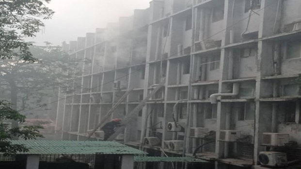 খুমেক হাসপাতালের প্রধান ভবনের তৃতীয় তলায় অপারেশন থিয়েটার (ওটি) পুড়ে গেছে। ছবি: সংগৃহীত