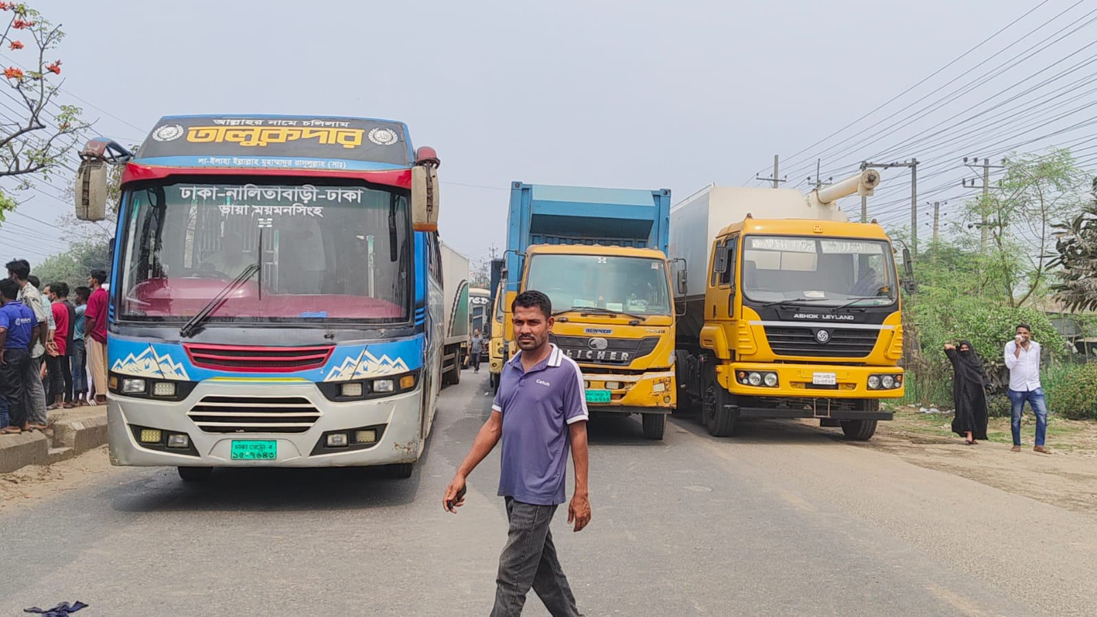 পোশাক শ্রমিকদের বিক্ষোভে ঢাকা-ময়মনসিংহ মহাসড়কে তীব্র যানজট দেখা দেয়। স্ট্রিম ছবি