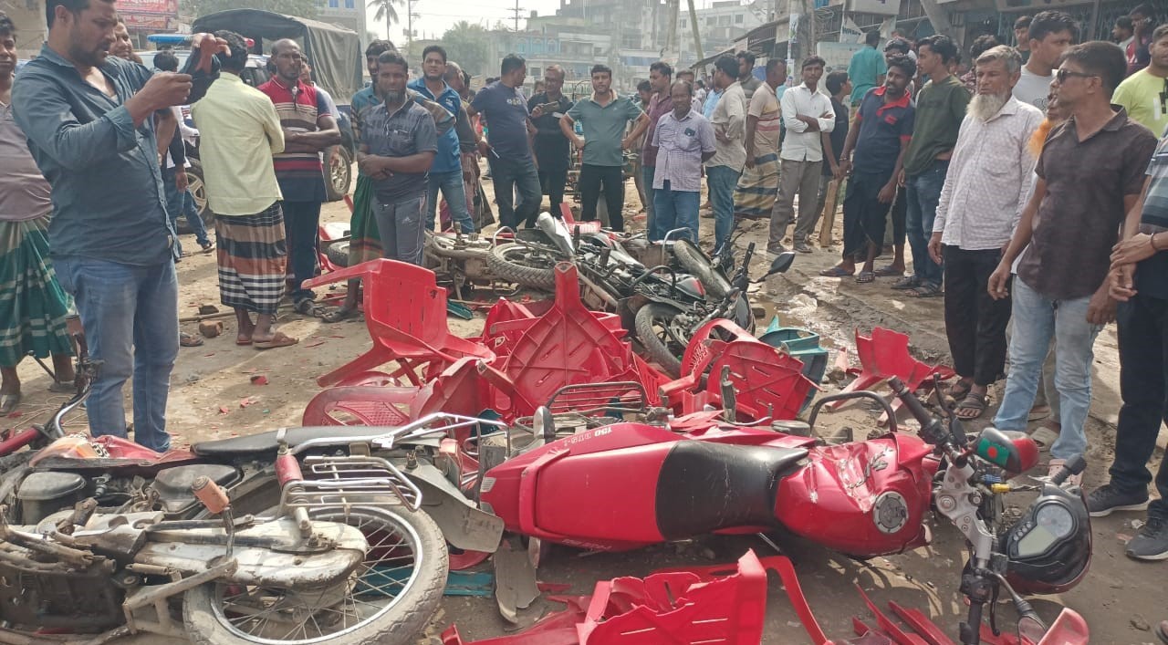 গাংনী বাসস্ট্যান্ড এলাকায় বিএনপির দুই পক্ষের সংঘর্ষের সময় ভাঙচুর করা হয় যানবাহন। সংগৃহীত ছবি