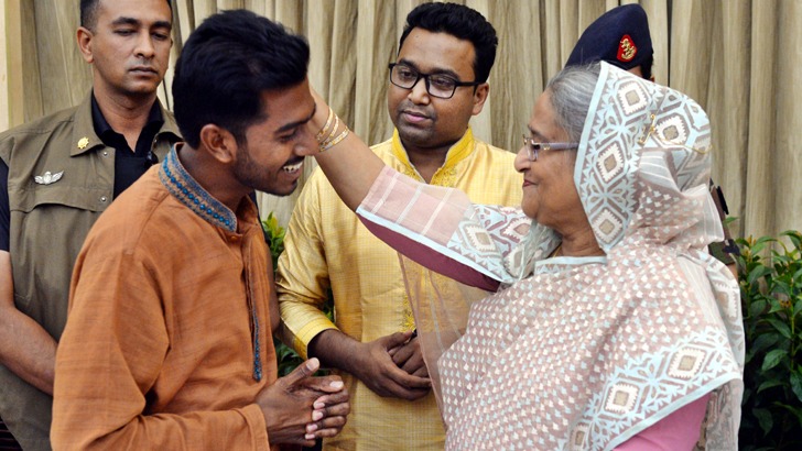 গণভবনে তৎকালীন প্রধানমন্ত্রী শেখ হাসিনার সঙ্গে নুরুল হক নুর। সংগৃহীত ছবি