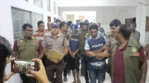 রাত সাড়ে ১১টার দিকে মুগ্ধ দাস ও সিদ্ধার্থ দাসকে আদালতে নেওয়া হয়। সংগৃহীত ছবি