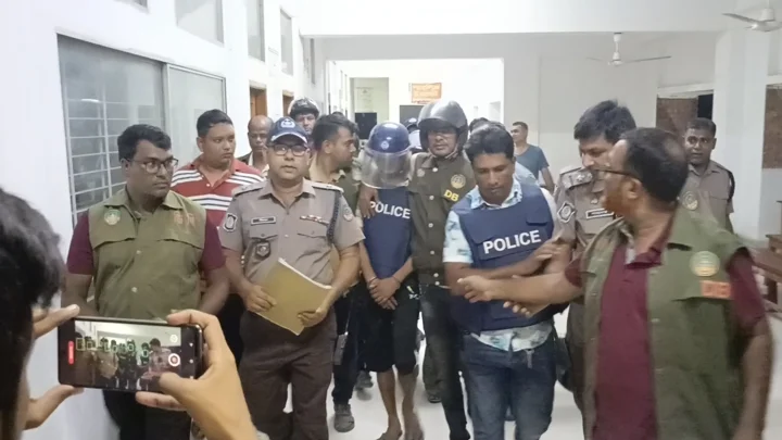 রাত সাড়ে ১১টার দিকে মুগ্ধ দাস ও সিদ্ধার্থ দাসকে আদালতে নেওয়া হয়। সংগৃহীত ছবি