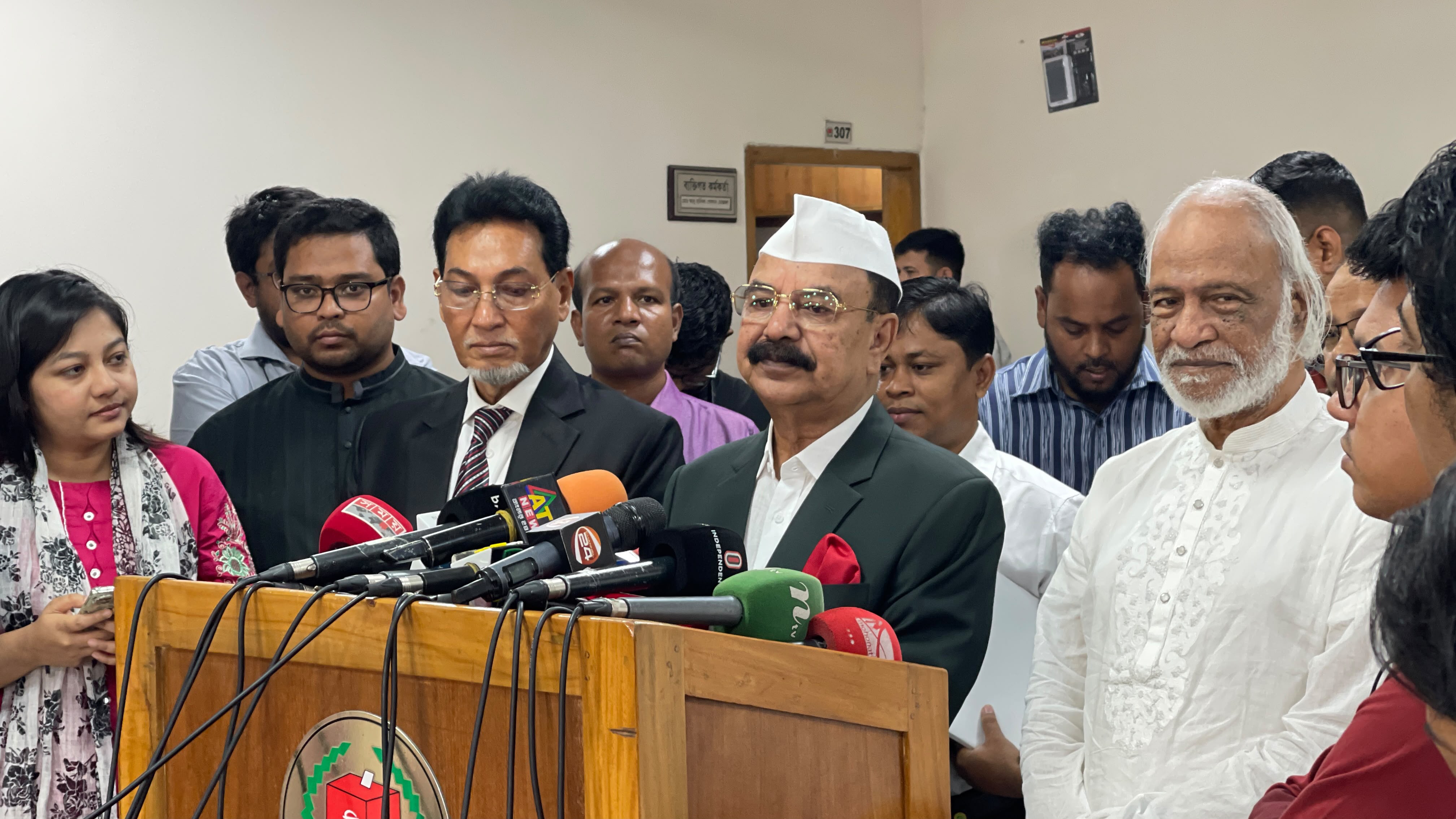 রোববার রাজধানীর আগারগাঁওয়ে নির্বাচন ভবনে কথা বলেন বিএনপির স্থায়ী কমিটির সদস্য গয়েশ্বর চন্দ্র রায় এমপি। ছবি: সংগৃহীত