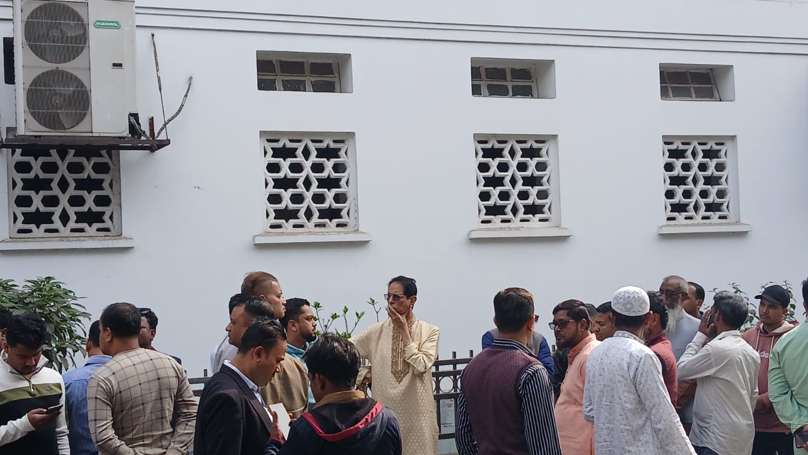 আদালত চত্বরে আবদুল গফুর ভূঁইয়া। স্ট্রিম ছবি
