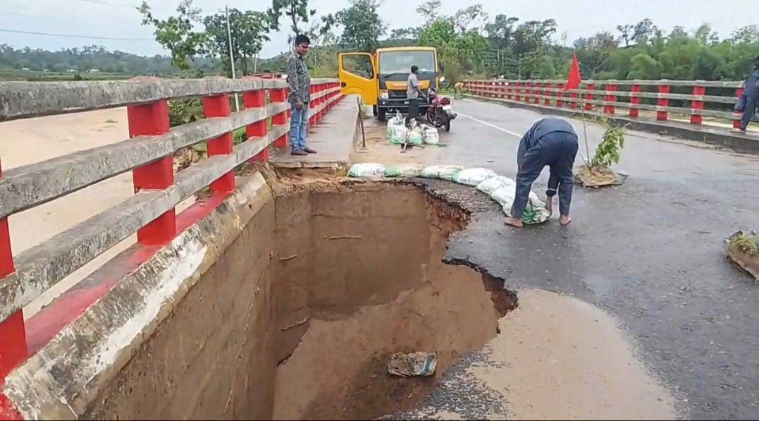 ভেঙে গেছে ব্রিজের অ্যাপ্রোচ। স্ট্রিম ছবি