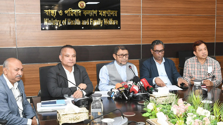 সংবাদ সম্মেলনে সচিবালয়ে স্বাস্থ্য ও পরিবার কল্যাণমন্ত্রী সরদার মো. সাখাওয়াত হোসেন বকুল। ছবি: বাসস