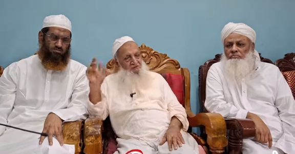 হেফাজত আমির আল্লামা মুহিবুল্লাহ বাবুনগরীর সঙ্গে মামুনুল হক। ছবি: সংগৃহীত