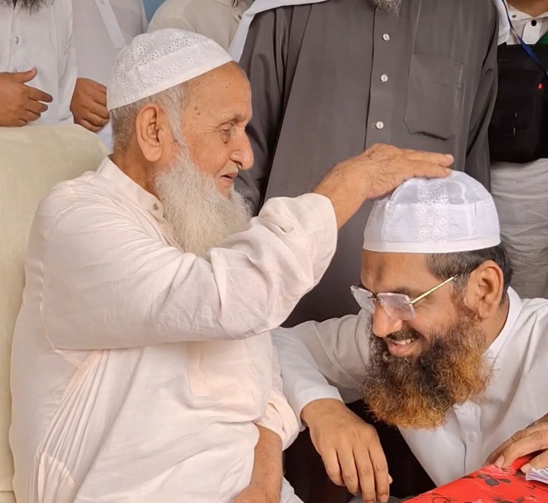 মাওলানা মামুনুল হকের মাথায় হাত বুলিয়ে দেন হেফাজত আমির আল্লামা মুহিবুল্লাহ বাবুনগরী। ছবি: সংগৃহীত