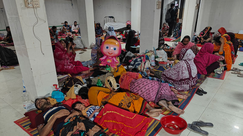 আইসোলেশন ওয়ার্ডে জায়গা না পেয়ে সিঁড়ির নিচে ও বারান্দায় আশ্রয় নিয়ে চিকিৎসা নিতে বাধ্য হচ্ছেন