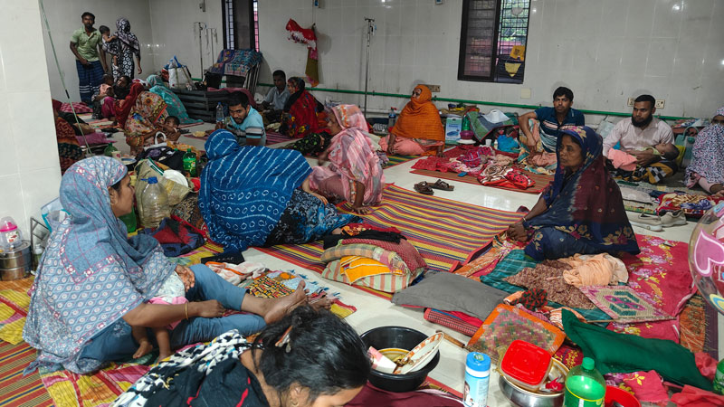এরজন্য টিকাদানে অনীহাকে দায়ী করে দ্রুত টিকা নেওয়ার পরামর্শ দিচ্ছেন চিকিৎসকরা