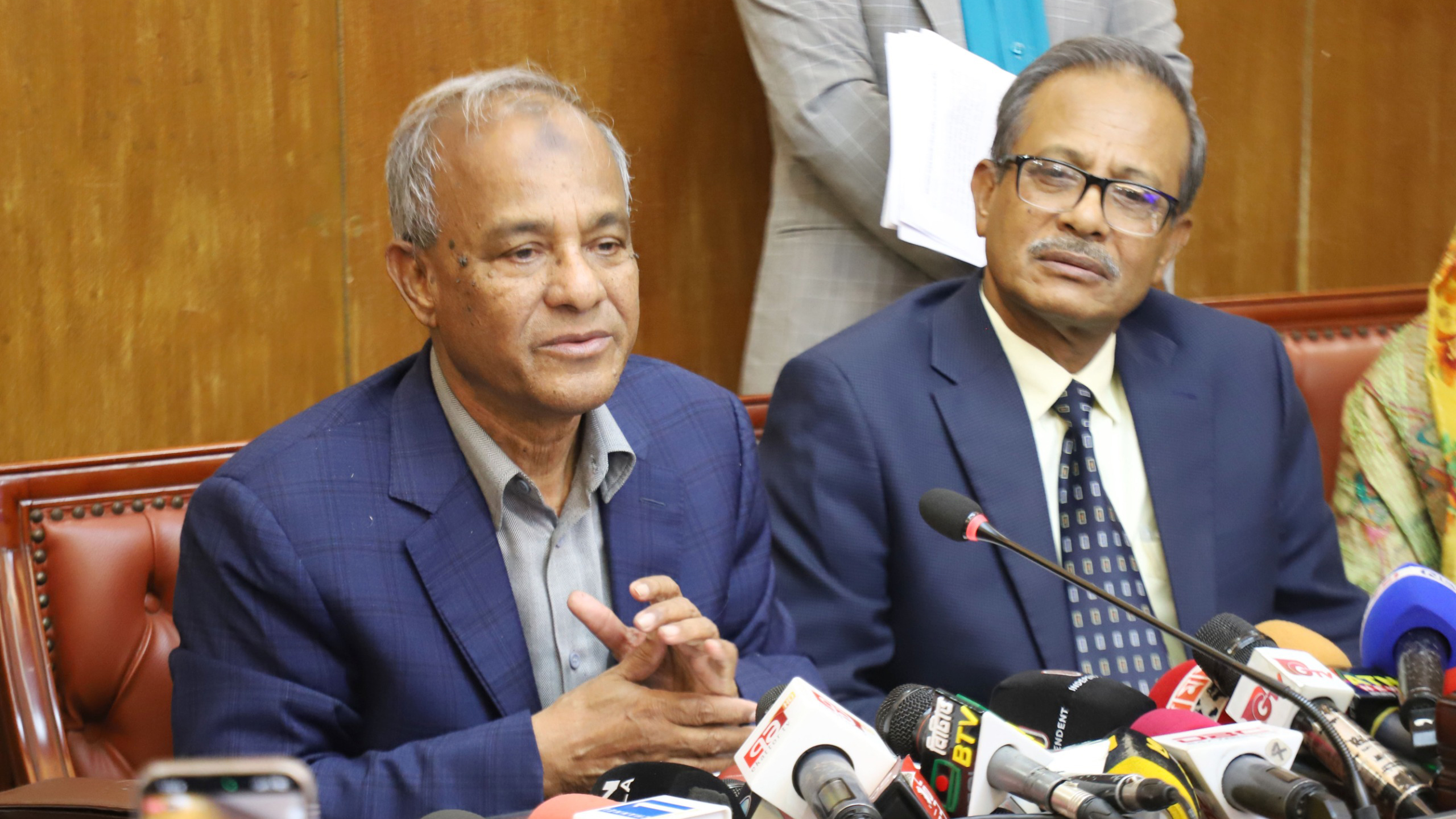 হাদির খুনি অবৈধ পথে গেছে কিনা জানি না: স্বরাষ্ট্র উপদেষ্টা