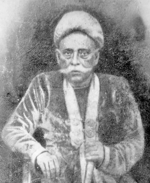 হাসন রাজার একমাত্র আলোকচিত্র। ছবি: সুনামগঞ্জের হাসন রাজা জাদুঘর–এর সৌজন্যে