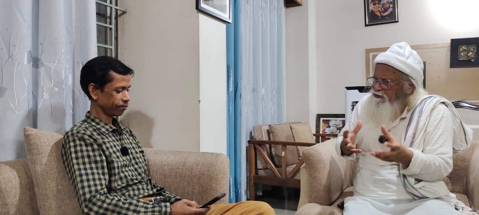ফরহাদ মজহারের সাক্ষাৎকার নিচ্ছেন ইকতিজা আহসান। ছবি: ইকতিজা আহসানের সৌজন্যে