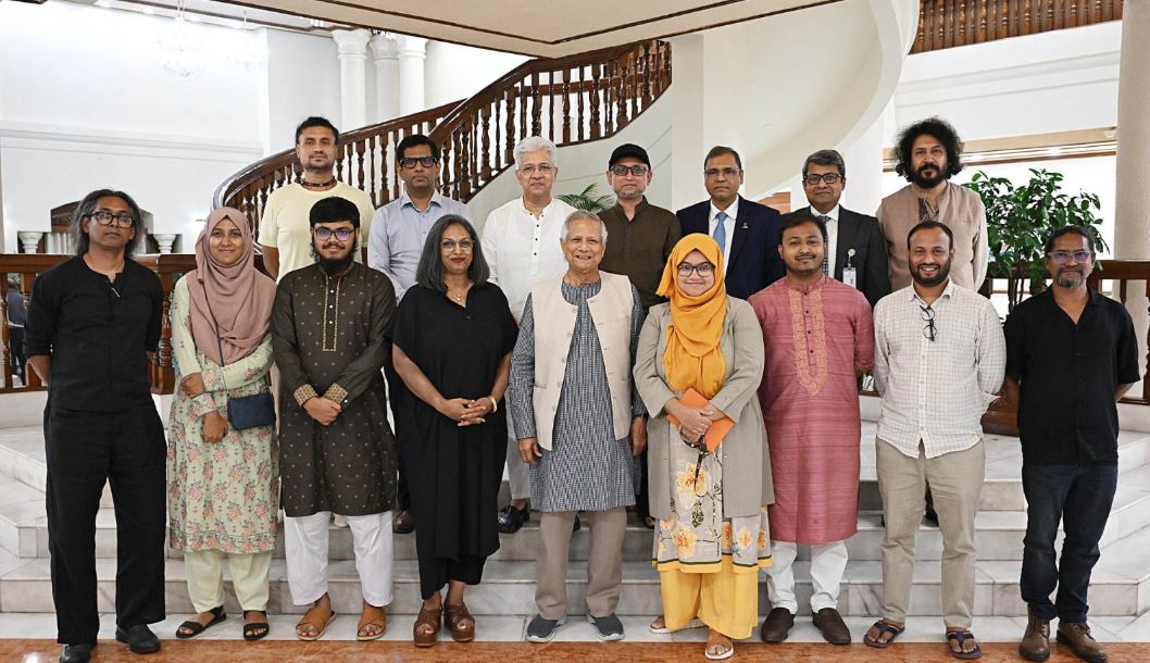 শনিবার বিকেলে রাষ্ট্রীয় অতিথি ভবন যমুনায় প্রধান উপদেষ্টা ড. মুহাম্মদ ইউনূসের সঙ্গে বৈঠক শেষে জাদুঘর নির্মাণ কর্তৃপক্ষ। সংগৃহীত ছবি