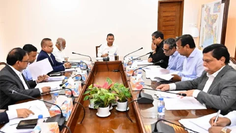 সচিবালয়ে ডেঙ্গু পরিস্থিতি নিয়ে এক সভায় প্রধানমন্ত্রী তারেক রহমান। ছবি: সংগৃহীত