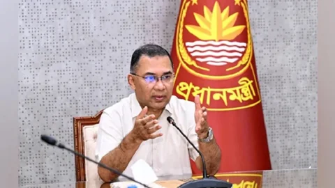 প্রধানমন্ত্রী তারেক রহমান সচিবালয়ে ব্যবসায়ী নেতা ও মিডিয়া ব্যক্তিত্বদের সঙ্গে মতবিনিময় করেন। ছবি: সংগৃহীত