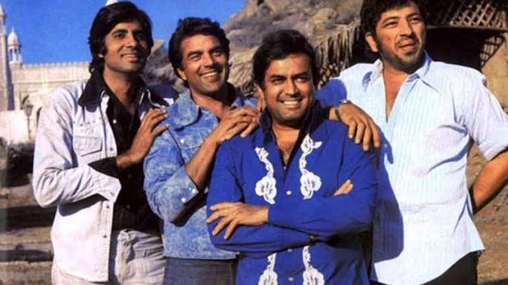 পরিচালক রমেশ সিপ্পির সঙ্গে ‘শোলে’র অভিনেতারা, ১৯৭৫। ছবি: বলিউড হাঙ্গামা