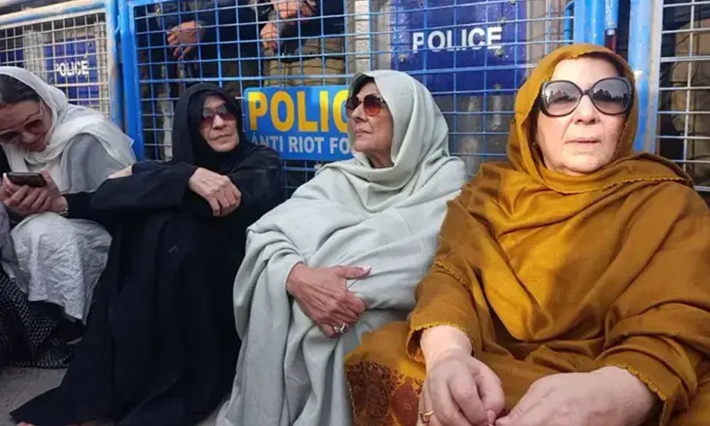 imran's 3 sisters