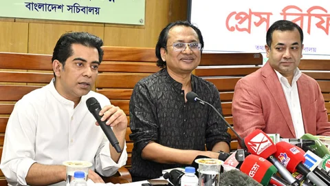 সচিবালয়ে নিজ দপ্তরে তথ্য ও সম্প্রচারমন্ত্রী ব্যারিস্টার আন্দালিভ রহমান পার্থ। ছবি: পিআইডি
