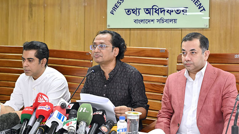 সচিবালয়ে নিজ দপ্তরে তথ্যমন্ত্রী ব্যারিস্টার আন্দালিভ রহমান পার্থের সঙ্গে প্রধানমন্ত্রীর তথ্য ও সম্প্রচার উপদেষ্টা ডা. জাহেদ উর রহমান। ছবি: পিআইডি